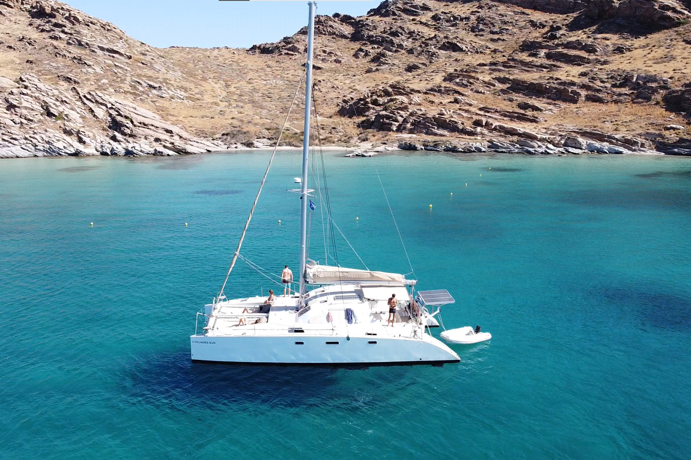 Explore the Greeks islands by sailboat