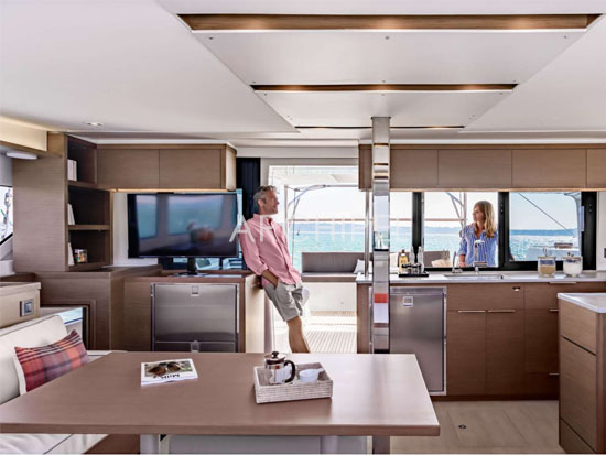Le salon cuisine intérieur avec vision panoramique et air climatisé.