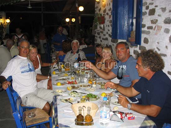 Dîner à terre dans une taverne grecque traditionnelle. Le coût du repas est pris en charge par la caisse de bord. Les participants dînent habituellement tous ensemble avec le skipper qui connaît les meilleures adresses et spécialités locales. Vous pouvez bien-sûr dîner de votre côté si vous préférez