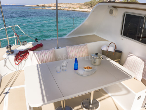 Avec la table extensible, il est aisé d'organiser des repas pour 6 ou 7 personnes. Il suffit de quelques gestes simples pour l'étendre. 