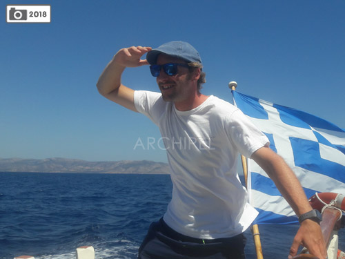 Navigation toutes voiles dehors avec notre skipper Raphael. Le jour de l'embarquement nous faisons avec vous un point météo et finalisons l'itinéraire en fonction de la météo. Si le vent est soutenu, un itinéraire vent de travers sera privilégié pour ceux qui le souhaitent, par exemple dans les Petites Cyclades bien protégées du vent.