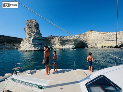 Surprise des enfants lors de la découverte du site des Kleftiko caves à Milos. Une soirée au mouillage d'exception va suivre.