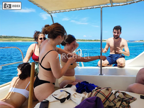 Groupe d'étudiants profitant d'une mini croisière. Le mois de mai est une jolie période pour passer des vacances en catamaran dans les îles grecques. Les vols sont moins chers et les îles encore peu visitées. Fin mai la météo c'est: zéro précipitation, soleil et mer calme la majorité du temps. La température moyenne est de 24°C.