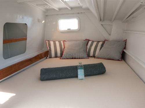 The two double cabins of the catamaran offer storage shelves, wardrobe, reading lamps and fans.