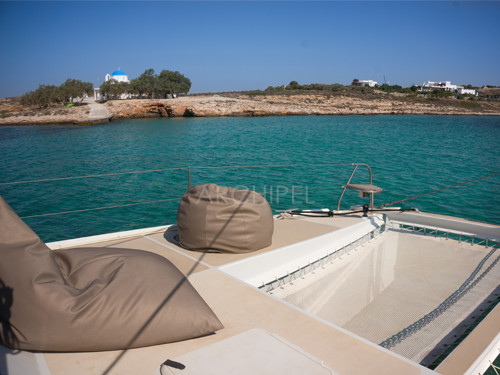 At anchor and smooth sailing beanbags and trampoline nets invite to long moments of relaxation.