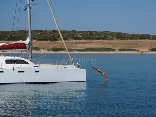 The Punch is fitted with a watermaker, a high-tech equipment producing fresh water on board, reducing recurrent resupply in ports and allowing more itinerary flexibility.