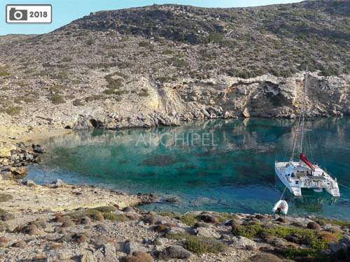 Le catamaran au mouillage dans une crique déserte. Ici pas de bruit, pas de ferry, juste nous et la nature.