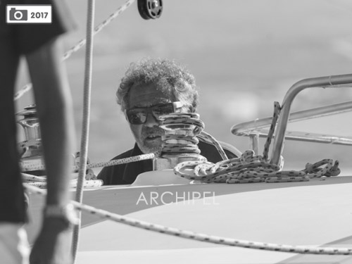 Le capitaine Georges. Nos skippers partagent avec vous non seulement leur précieuse expertise de la navigation dans les Cyclades et leurs connaissance locales mais ils effectuent aussi toute la maintenance et la supervision des équipements du bateau ce qui vous garantit des vacances à la voile sans tracas.