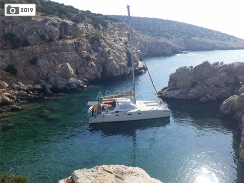 Manoeuvre de départ, on lève l'ancre pour finir l'étape du jour. Les îles Cyclades étant assez proches les unes des autres, les étapes à la voile durent en général de deux à quatre heures, avec une halte baignade  quand c'est possible.